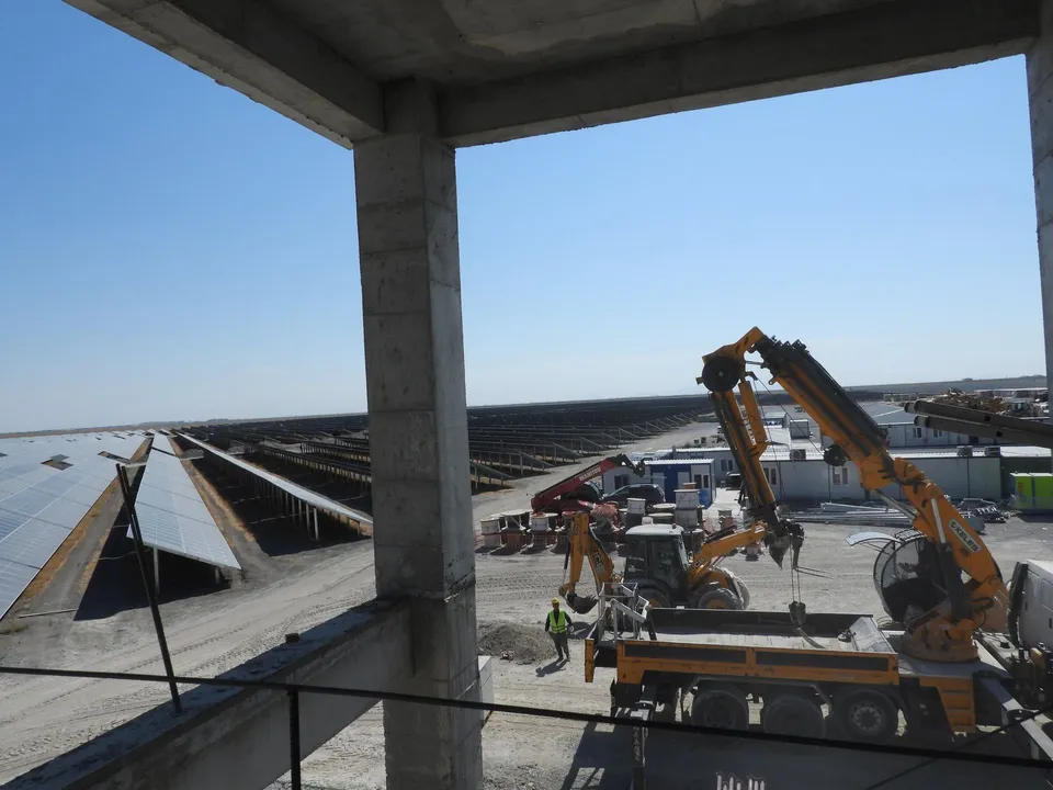 Kurulumu süren güneş enerji santrali inşaat sahasında iş makineleri