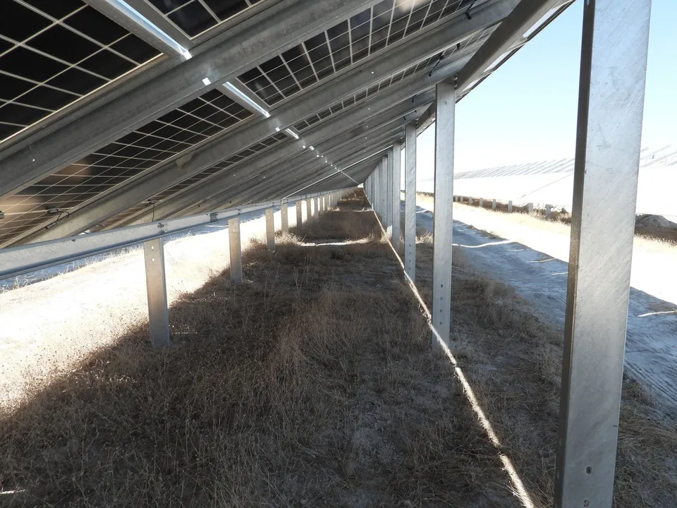 Güneş enerji santralinde panel dizilerinin altındaki alan