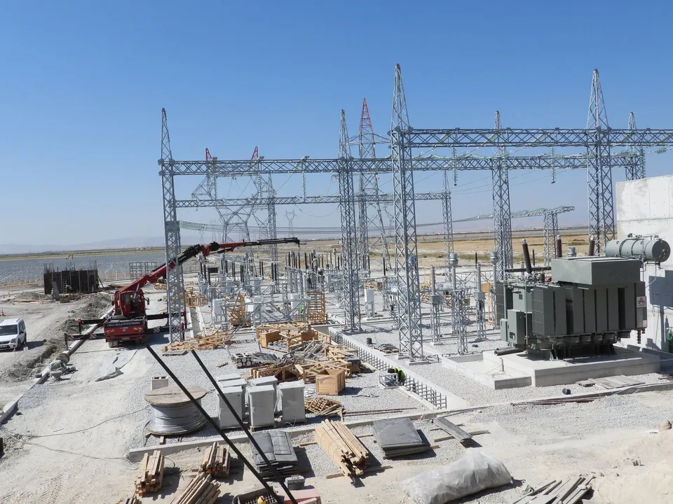 Güneş enerji santraline ait yapım aşamasındaki trafo merkezi