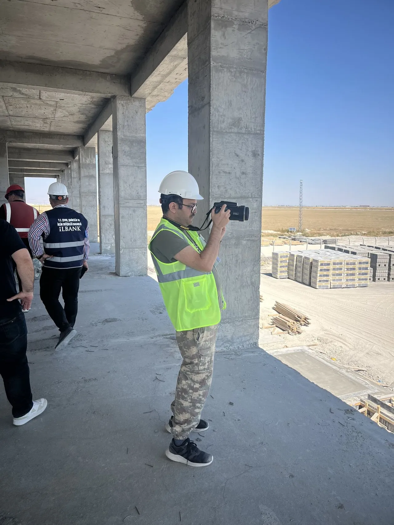 Proje ilerleme raporu için inşaat sahasında yapılan kontrol