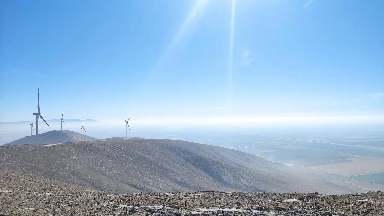 Rüzgâr enerjisi santrali sahasının panoramik görünümü