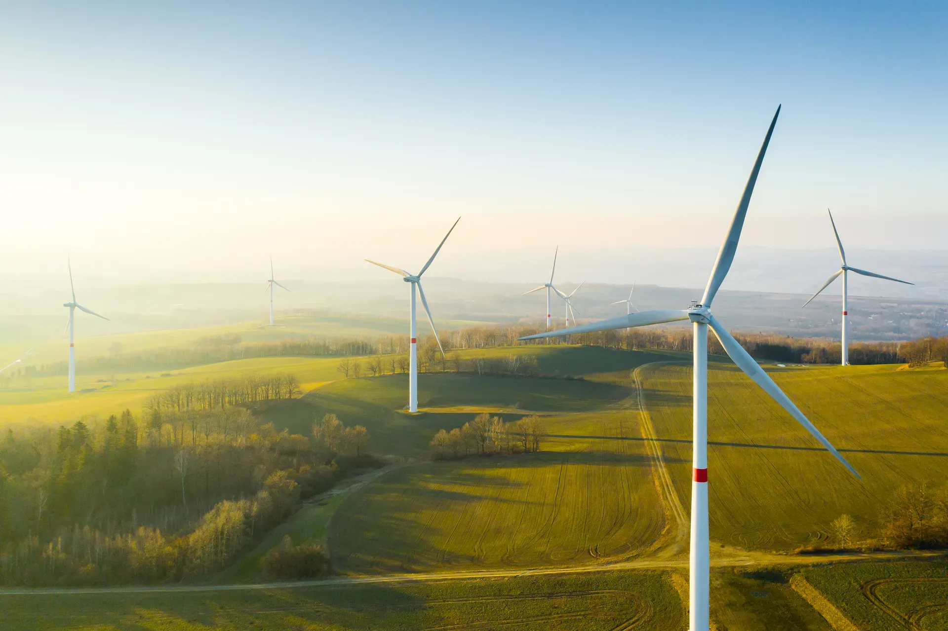 Tarım arazileri arasındaki tepelere yayılmış rüzgâr enerji santrali