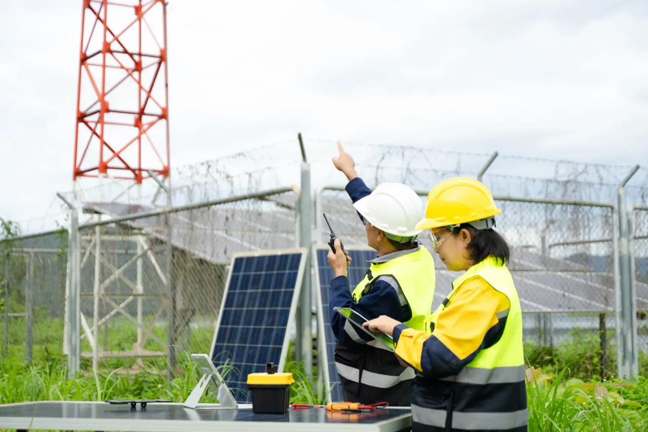Uygulama projesi kapsamında güneş enerjisi sahasında ekipman kontrolü yapan mühendisler